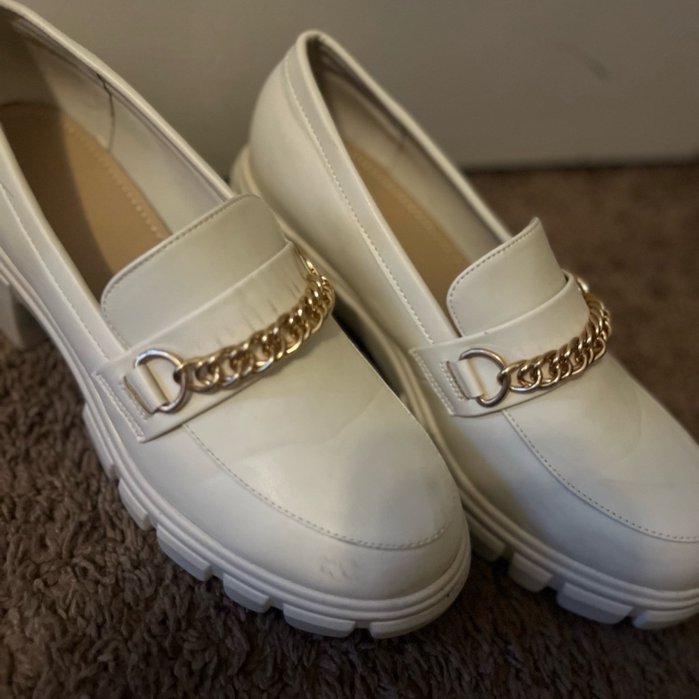 Elegant White Loafers with Gold Chain